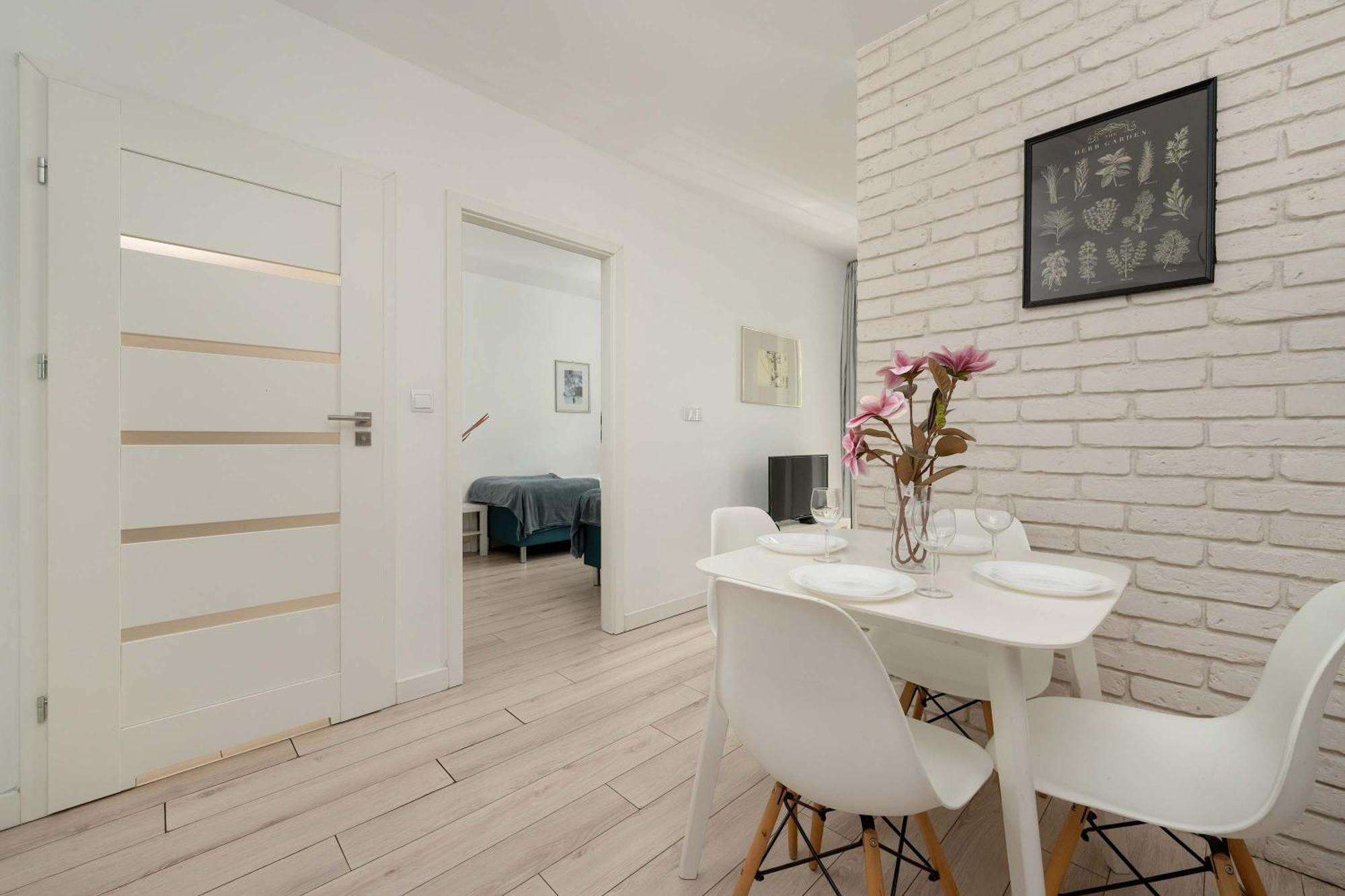 Appartamento Elegancki Z Parkingiem I Umeblowanym Balkonem We Wroclawiu By Renters Breslavia
