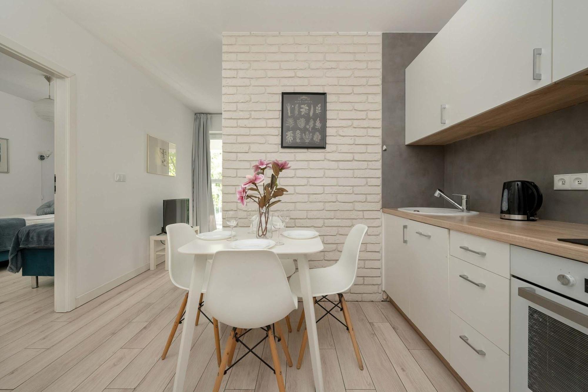 Elegancki Z Parkingiem I Umeblowanym Balkonem We Wroclawiu By Renters
