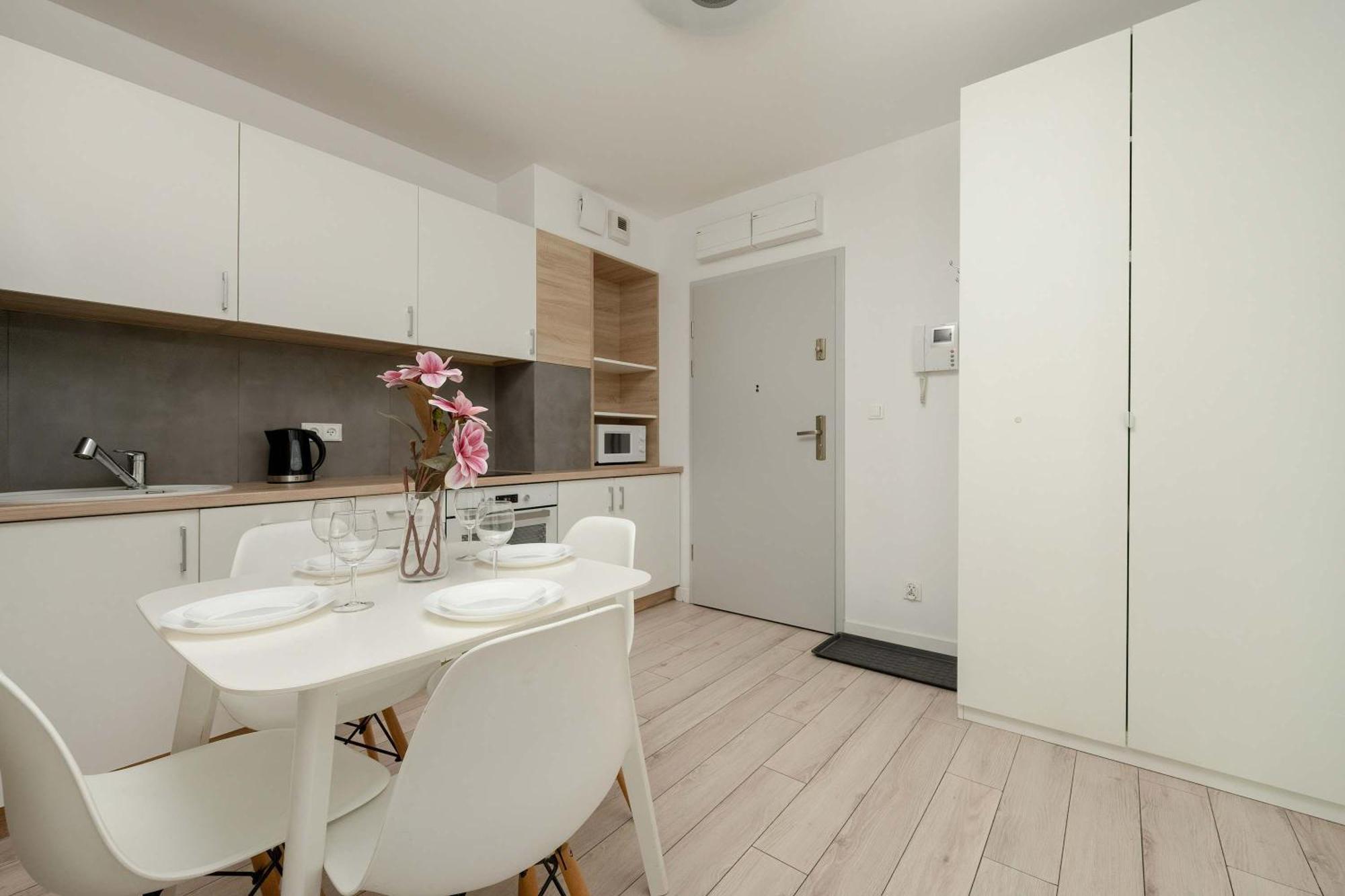 Elegancki Z Parkingiem I Umeblowanym Balkonem We Wroclawiu By Renters *