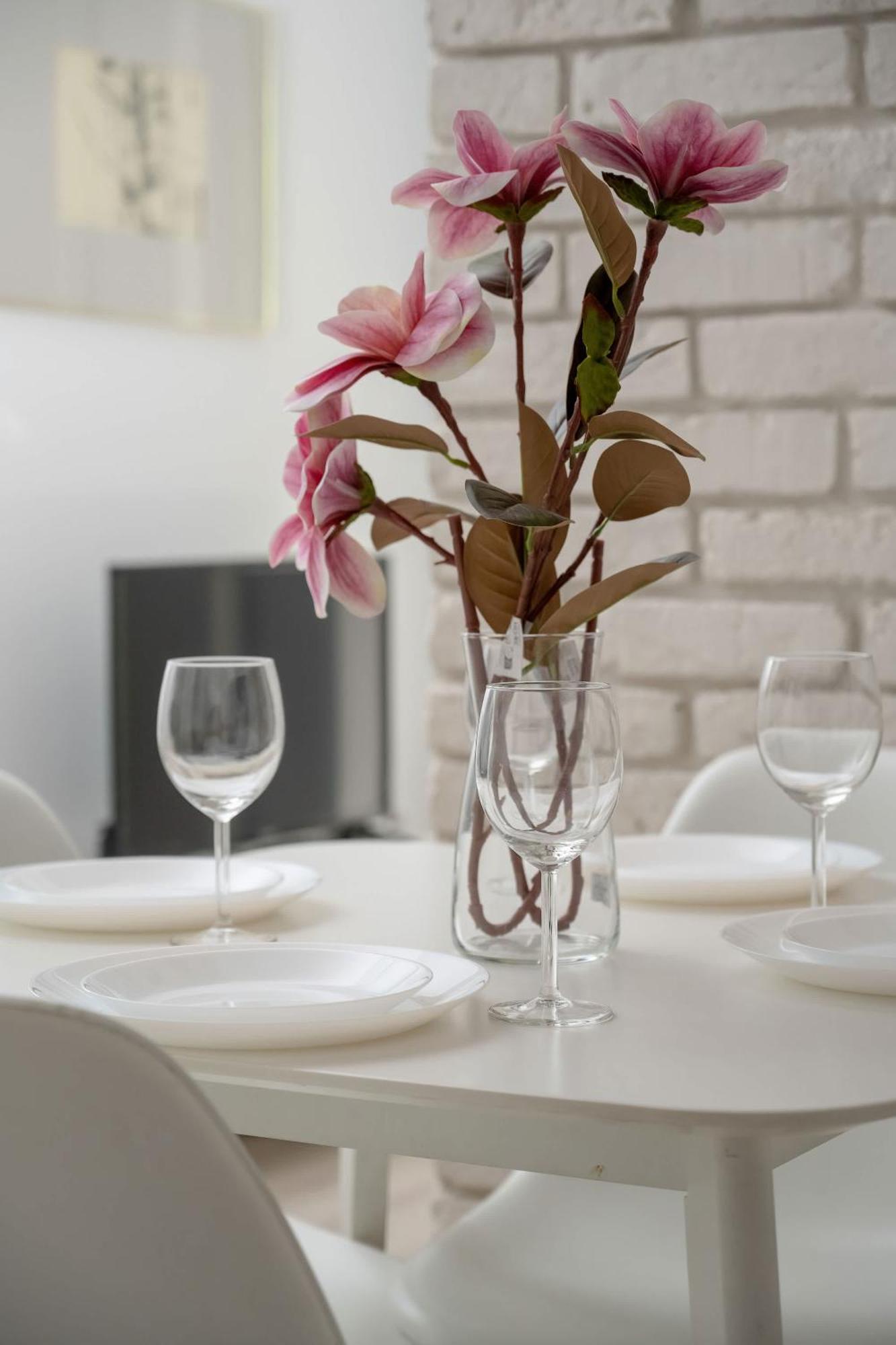 Apartament Elegancki Z Parkingiem I Umeblowanym Balkonem We Wroclawiu By Renters Wrocław